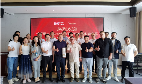 俄羅斯電纜企業(yè)和俄羅斯亞洲工業(yè)企業(yè)家聯(lián)合會代表一行，蒞臨廣東省電線電纜行業(yè)協(xié)會進行友好交流訪問。受到了協(xié)會執(zhí)行會長劉濤、副秘書長郭玉蓉，以及廣東省連接器協(xié)會秘書長梁宇彤的熱情歡迎。