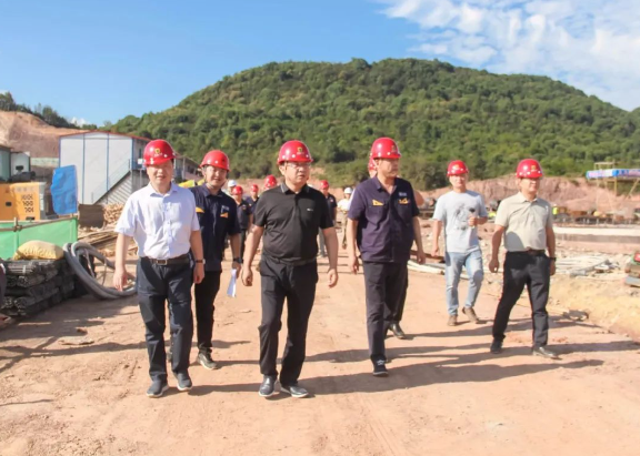 汪羽則對黑貓集團(tuán)樂平精細(xì)化工項目建設(shè)提出了具體要求。他強調(diào)，項目部必須堅守法律、規(guī)定和程序，確保項目的合規(guī)管理和推進(jìn)。他強調(diào)了掛圖作戰(zhàn)的重要性，要求細(xì)化工作流程，加強溝通協(xié)作，確保高效的推進(jìn)。他特別強調(diào)，必須按照計劃順利啟動景德鎮(zhèn)市危險廢物綜合處置中心項目和超導(dǎo)電炭黑項目，以確保項目建設(shè)取得預(yù)期效果。這次調(diào)研和研討會為項目建設(shè)提供了有力的指導(dǎo)和支持，為樂平市的發(fā)展注入了新的動力。