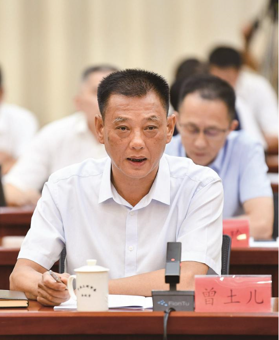 福建省三明市召開了一場民營經(jīng)濟發(fā)展座談會，旨在聽取民營企業(yè)對產(chǎn)業(yè)發(fā)展的意見和建議。在會上，三明正元化工有限公司的董事長曾土兒分享了該公司的發(fā)展歷程和關(guān)于白炭黑產(chǎn)業(yè)的見解。
