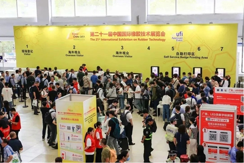 中國國際橡膠技術(shù)展覽會(huì)在上海新國際博覽中心圓滿結(jié)束，本次展會(huì)上，益陽橡機(jī)向全球輪胎及非輪胎橡膠制品企業(yè)展示了其先進(jìn)產(chǎn)品系列，包括密煉機(jī)、輪胎硫化機(jī)、平板硫化機(jī)、以及雙螺桿擠出機(jī)。