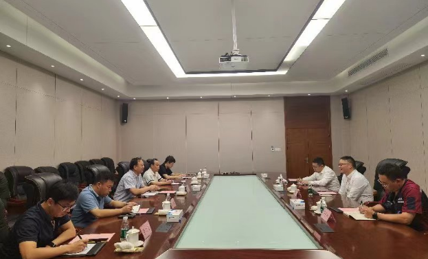 隨后，調(diào)研組一行召開了座談會，圍繞浦林成山近幾年遭受國外貿(mào)易救濟調(diào)查、應(yīng)對國際貿(mào)易摩擦的情況進(jìn)行交流和探討，指導(dǎo)企業(yè)如何應(yīng)對國際貿(mào)易摩擦，幫助開拓國際市場，規(guī)避貿(mào)易風(fēng)險。
