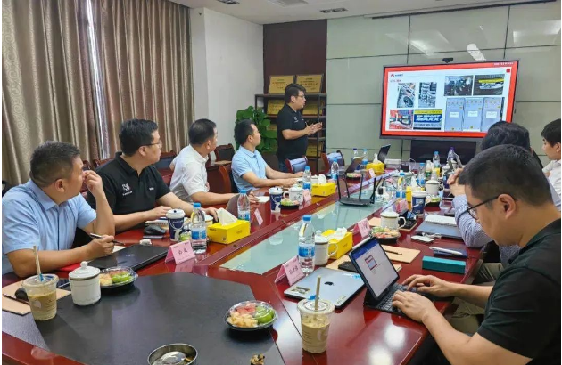 會議伊始，就利得系服務商上半年銷售復盤總結，從批發(fā)渠道、零售渠道、定價策略和品牌運營等多個角度進行了深入分析。利得系目前在發(fā)展中面臨一些挑戰(zhàn)和難題，雙方進行了原因分析，并共同探討了解決問題的策略和措施。