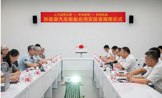 與上汽通用五菱密切合作的合作伙伴之一，玲瓏輪胎也在汽車產(chǎn)業(yè)中扮演著重要的角色。他們多年來一直致力于提高零部件的質(zhì)量，以滿足客戶對高品質(zhì)和高性能輪胎的需求。這些努力得到了全球60多家汽車廠的認(rèn)可，使其成為中國輪胎行業(yè)的佼佼者。