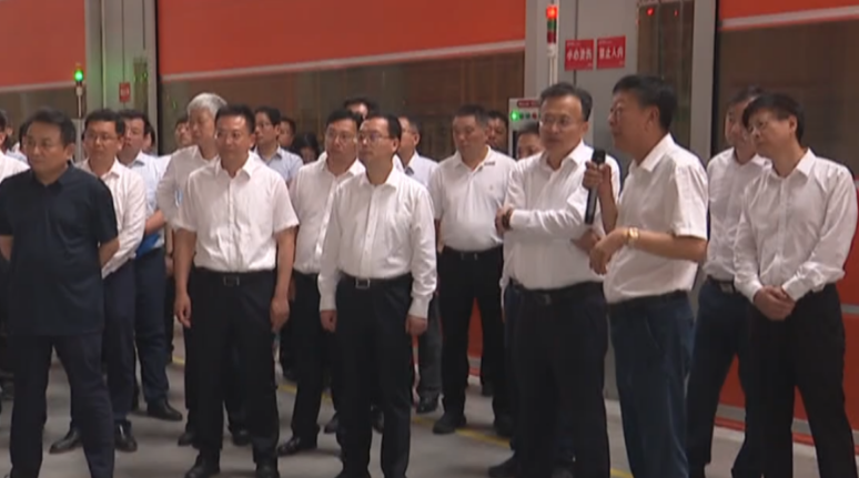 近日，江蘇省制造業(yè)智能化改造數(shù)字化轉(zhuǎn)型工作推進(jìn)會(huì)在宿遷召開，會(huì)前胡廣杰副省長、劉浩市長及省工信廳、發(fā)改委、科技廳等領(lǐng)導(dǎo)一行參觀了江蘇三元輪胎有限公司全鋼子午線輪胎智慧工廠。