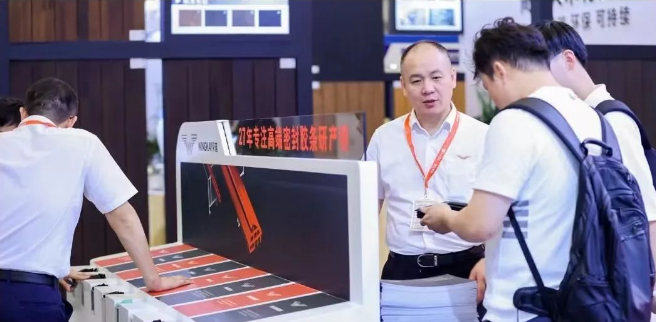 據(jù)了解，榮基公司在本次展會上展示了一系列密封膠條產(chǎn)品，包括TPV三復合膠條、三元乙丙膠條、氯丁橡膠膠條和硅膠膠條等，這些產(chǎn)品廣泛應用于門窗幕墻、家用電器、光伏等多個領域，為高品質(zhì)生活提供全方位的支持。