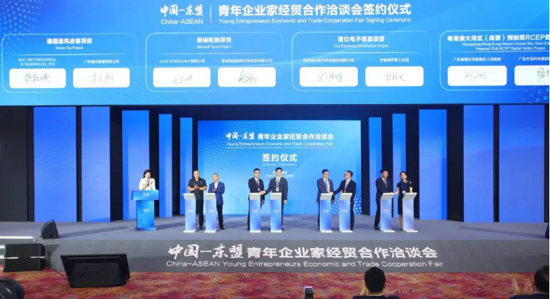 據(jù)了解，新迪輪胎項目計劃投資高達20億元人民幣，將在馬來西亞彭亨州馬中關丹產(chǎn)業(yè)園內(nèi)興建一個面積超過700,000平方米的工業(yè)4.0工廠。該工廠將主要專注于生產(chǎn)和銷售乘用車子午線輪胎(PCR)、輕卡子午線輪胎(LTR)以及客貨車子午線輪胎(TBR)。這一重大合作項目由駿鴻實業(yè)有限公司的子公司投資建設，目前已順利啟動，為雙方帶來了共贏的機會。
