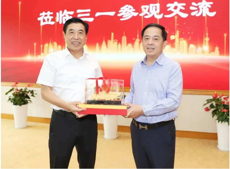 向文波對袁仲雪一行的到訪表示熱烈歡迎，并向他們介紹了三一集團的整體情況以及雙方合作的歷史和成果。他表示，作為各自領(lǐng)域的領(lǐng)軍企業(yè)，三一集團愿意與賽輪集團在輪胎、橡膠零部件等領(lǐng)域進一步加強合作，共同致力于提升產(chǎn)業(yè)競爭力，實現(xiàn)做強做優(yōu)做大的目標。