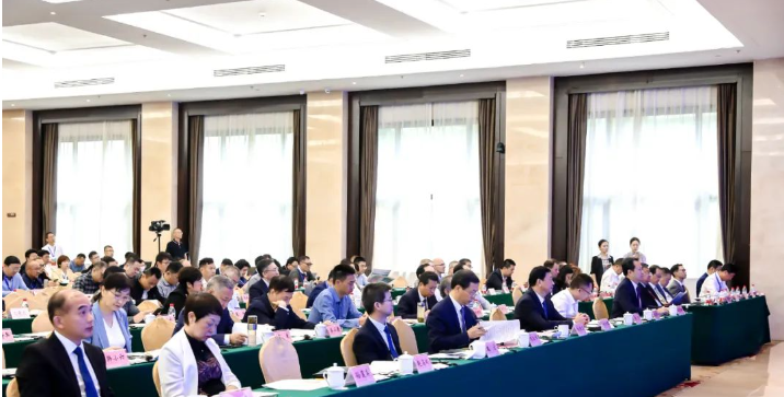 會議上，民族涂料龍頭企業(yè)三棵樹的董事長兼總裁洪杰發(fā)表了《把握機(jī)遇 迎接改變 堅(jiān)定不移走高質(zhì)量發(fā)展道路》的主題報(bào)告，他深入闡述了當(dāng)前涂料行業(yè)所面臨的大變局以及未來的發(fā)展趨勢，引發(fā)了行業(yè)內(nèi)的廣泛關(guān)注。
