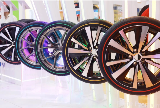 其中，在乘用車輪胎方面，SAILUN Erange Premium私人定制彩邊胎、SAILUN PD11漂移比賽用胎、ROADX品牌 RXQUEST AT21全地形越野輪胎、ROADX品牌RXMOTION U11新升級缺氣保用輪胎、BLACKHAWK HV81靜音棉輪胎、BLACKHAWK品牌HISCEND-H HV61城市越野輪胎、DYNAMO品牌STREET-H MU71超高性能轎車輪胎、ROVELO品牌Mo<i></i>ntare HT RV08 城市公路越野輪胎等紛紛亮相。特別是彩邊胎，采用了EcoPoint3技術(shù)，被業(yè)內(nèi)譽(yù)為突破性的技術(shù)創(chuàng)新，不僅縮短了剎車距離和降低輪胎噪音，還提高了車輛續(xù)航里程，為現(xiàn)場觀眾帶來了一場技術(shù)盛宴。