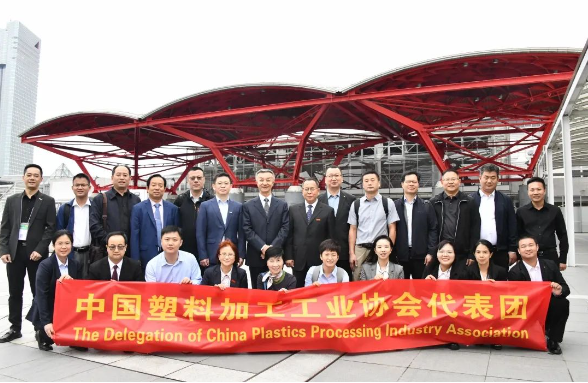 為促進(jìn)中日兩國塑料行業(yè)之間的交流與合作，深化對日本塑料行業(yè)的技術(shù)進(jìn)步與發(fā)展方向的了解，以及學(xué)習(xí)創(chuàng)新經(jīng)驗(yàn)，中國塑料加工工業(yè)協(xié)會榮譽(yù)理事長朱文瑋和理事長王占杰率領(lǐng)代表團(tuán)一行20人于2023年10月3日啟程，赴日本進(jìn)行為期三天的調(diào)研和訪問交流。