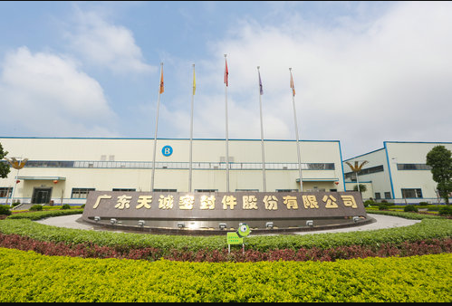 廣東天誠(chéng)密封件股份有限公司，一家專注于生產(chǎn)汽車系列油封及橡膠密封件的企業(yè)，正在積極迎接新能源汽車時(shí)代的挑戰(zhàn)，并展現(xiàn)出強(qiáng)大的創(chuàng)新潛力。作為工信部認(rèn)定的專精特新“小巨人”企業(yè)之一，廣東天誠(chéng)在近年來(lái)不僅致力于科技創(chuàng)新和產(chǎn)品研發(fā)，還成功搶占了市場(chǎng)“風(fēng)口”，成為多項(xiàng)國(guó)內(nèi)行業(yè)標(biāo)準(zhǔn)的制定者。