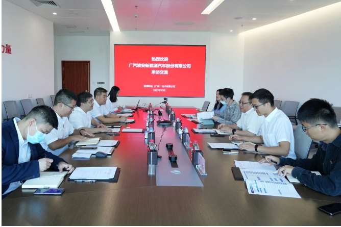 在座談會(huì)上，雙方就新能源汽車輪胎的配方材料、工業(yè)軟件、制造工藝以及性能標(biāo)準(zhǔn)等技術(shù)問題展開深入探討。  除了座談會(huì)，鄭純麒一行還參觀了黃埔材料院的科技展館，詳細(xì)了解了該院的歷史發(fā)展、發(fā)展理念以及建設(shè)成果等內(nèi)容。