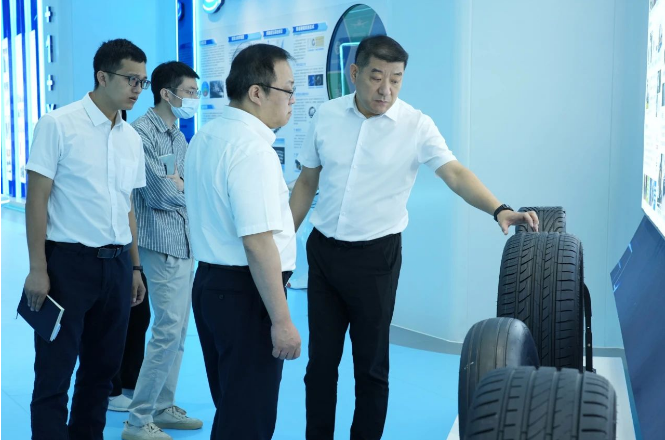 廣汽埃安新能源汽車股份有限公司副總經(jīng)理鄭純麒率領(lǐng)一支高層代表團(tuán)于10月12日上午前往黃埔輪胎進(jìn)行實(shí)地考察。黃埔輪胎總經(jīng)理王林龍親自接待了這次考察團(tuán)隊(duì)。