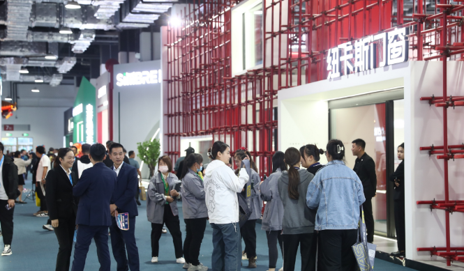 第一天，也就是10月12日，中國(guó)建博會(huì)(臨朐)以及中國(guó)(臨朐)家居門(mén)窗博覽會(huì)正式拉開(kāi)帷幕。協(xié)會(huì)代表團(tuán)應(yīng)邀參加了開(kāi)幕式，并親臨展會(huì)現(xiàn)場(chǎng)，積極參觀了各個(gè)展位。這次臨朐家居門(mén)窗博覽會(huì)集結(jié)了門(mén)窗產(chǎn)業(yè)鏈上、中、下游的700多家知名品牌企業(yè)，占地5.2萬(wàn)平方米，展示了包括系統(tǒng)門(mén)窗、全鋁家居等在內(nèi)的10多個(gè)門(mén)類(lèi)產(chǎn)品。這一盛會(huì)可謂是對(duì)華東地區(qū)家居門(mén)窗行業(yè)全產(chǎn)業(yè)鏈產(chǎn)品布局的生動(dòng)展示，呈現(xiàn)出該地區(qū)門(mén)窗市場(chǎng)的繁榮和潛力。