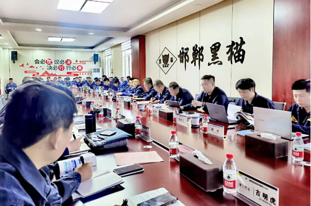 黑貓股份于10月13至14日在邯鄲黑貓舉行了關(guān)于“對標(biāo)對表找差距、降低企業(yè)生產(chǎn)成本”改善情況總結(jié)會(huì)議。黑貓集團(tuán)黨委委員、行政總召集人盛旺喜，黑貓股份黨委副書記、董事長、總經(jīng)理魏明，集團(tuán)副總經(jīng)理李毅出席會(huì)議。黑貓股份各基地總經(jīng)理、分管生產(chǎn)副總和各生產(chǎn)部門的相關(guān)負(fù)責(zé)人參加。
