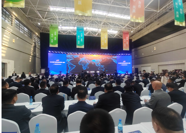 2023中國產(chǎn)業(yè)轉(zhuǎn)移發(fā)展對接活動(dòng)(新疆)在昌吉市盛大開幕，這一活動(dòng)的主題為“開放、合作、同心、共贏”。輪臺縣人民政府黨組成員、副縣長嵇重峰帶領(lǐng)縣商工局、招商服務(wù)局中心及11家企業(yè)15人參加活動(dòng)，在會(huì)上，成功簽約了2個(gè)重要項(xiàng)目，合同金額高達(dá)30.5億元。