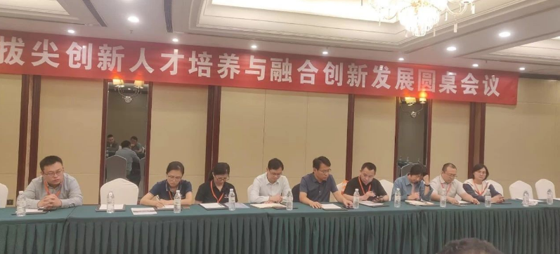 此外，論壇期間還召開了“拔尖創(chuàng)新人才培養(yǎng)與融合創(chuàng)新發(fā)展圓桌會議”，孫洪廣黨委書記主持了會議。與會代表，包括橡膠教研室的老師、知名企業(yè)家以及技術骨干等30余人，共同討論了學校卓越工程師培養(yǎng)模式、新型人才培養(yǎng)方案修訂、實訓基地建設等議題。通過激烈的討論，會議形成了10余條有益的建議。孫洪廣總結表示，學校和企業(yè)將繼續(xù)發(fā)揮各自的優(yōu)勢，拓寬合作領域，未來在學科建設、教育培訓和科研合作等方面深化合作，為橡膠行業(yè)的高質(zhì)量發(fā)展提供有力的支持。
