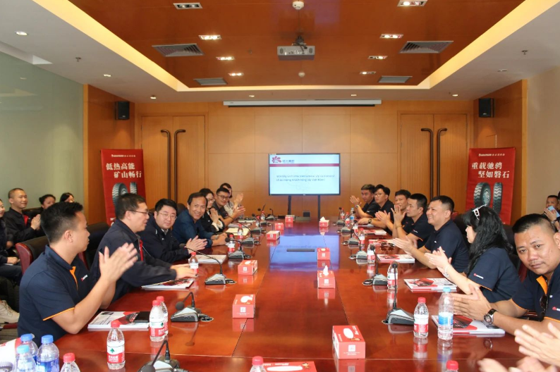 延長橡膠公司總經(jīng)理助理王國強、海外銷售部經(jīng)理李丹以及西橡公司總經(jīng)理張航偉熱情地接待了遠道而來的海外客戶。隨后，他們與技術(shù)和業(yè)務(wù)團隊一同參加了與海外代表團的座談會。張航偉向客戶介紹了公司的發(fā)展規(guī)劃，強調(diào)公司將以市場和客戶為中心，持續(xù)提升產(chǎn)品和服務(wù)質(zhì)量，優(yōu)化運輸結(jié)構(gòu)，降低成本，改善客戶體驗，以建立持續(xù)穩(wěn)定的合作關(guān)系。