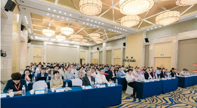 2023年合成橡膠行業(yè)發(fā)展大會(huì)暨專家委員會(huì)會(huì)議于2023年10月30日—11月1日在山東省青島市圓滿召開，來自100余家企業(yè)的近200名代表參加此次會(huì)議。中國合成橡膠工業(yè)協(xié)會(huì)會(huì)長(zhǎng)梁愛民、名譽(yù)會(huì)長(zhǎng)胡杰、監(jiān)事長(zhǎng)齊潤(rùn)通，以及副會(huì)長(zhǎng)莊毅、龔光碧、姜朝陽和秘書長(zhǎng)李迎等協(xié)會(huì)領(lǐng)導(dǎo)出席會(huì)議，李迎秘書長(zhǎng)主持了會(huì)議。  此次大會(huì)由上海期貨交易所聯(lián)合主辦，國家橡膠與輪胎工程技術(shù)研究中心、上海好運(yùn)物流有限公司、天津利安隆新材料股份有限公司等單位協(xié)辦。