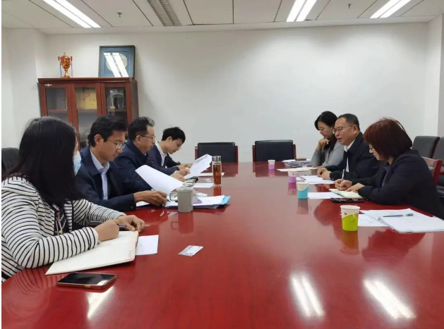 中國(guó)塑協(xié)理事長(zhǎng)王占杰攜帶秘書長(zhǎng)焦紅文、副秘書長(zhǎng)兼經(jīng)濟(jì)合作部主任賈寧以及辦公室主任劉曉慧，于2023年11月2日拜會(huì)了工信部消費(fèi)品工業(yè)司司長(zhǎng)何亞瓊，雙方就推動(dòng)塑料制品行業(yè)高質(zhì)量發(fā)展進(jìn)行了深入座談交流。