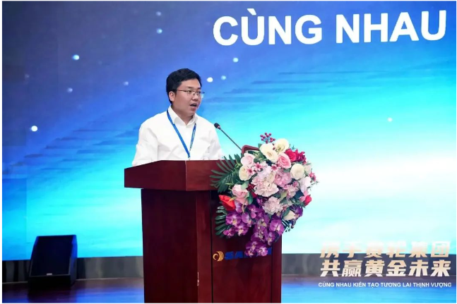 日前，賽輪集團2023年度越南TBR優(yōu)秀經(jīng)銷商大會召開，來自越南的120多位TBR經(jīng)銷商伙伴參加。會議以“攜手賽輪集團 共贏黃金未來”為主題，國家橡膠與輪胎工程技術研究中心主任、賽輪集團名譽董事長袁仲雪出席并致辭。