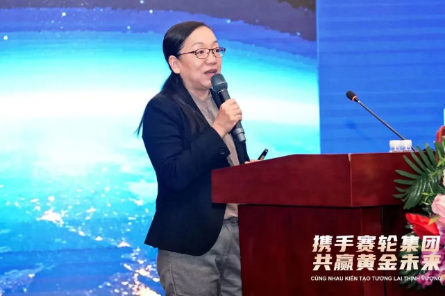 賽輪集團技術研發(fā)中心TBR研發(fā)部部長張云秀在會上系統(tǒng)介紹了賽輪集團的研發(fā)體系和技術創(chuàng)新情況，特別強調(diào)了液體黃金輪胎在行業(yè)內(nèi)的重大突破。
