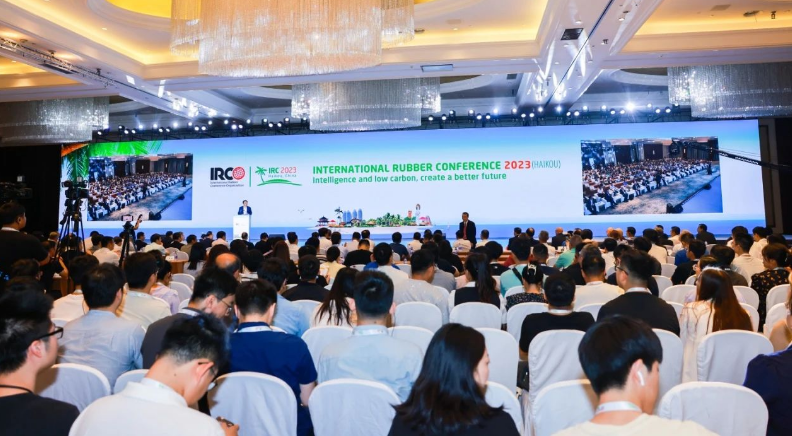 以“智能低碳，共創(chuàng)美好未來”為主題的2023年國際橡膠會(huì)議在?？诔晒φ匍_，此次為期三天的盛會(huì)吸引了來自約20個(gè)國家和地區(qū)的近千位嘉賓和代表參與，共同探討橡膠產(chǎn)業(yè)的發(fā)展趨勢、綠色轉(zhuǎn)型、產(chǎn)業(yè)結(jié)構(gòu)調(diào)整優(yōu)化以及橡膠工業(yè)的最新技術(shù)進(jìn)展等重要議題。江蘇興達(dá)鋼簾線有限公司副總經(jīng)理兼營銷中心總經(jīng)理劉濤親自帶隊(duì)出席。
