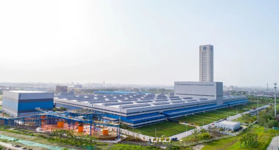 據悉，5G工廠并非簡單的生產場所，而是充分運用新一代信息通信技術，包括以5G為代表的技術，通過新建或升級產線、車間、工廠等生產場景，實現廣泛的生產單元連接、深度信息運營融合、充分利用數據要素、高效賦能創(chuàng)新應用的先進工廠。