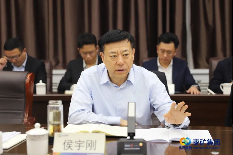 侯宇剛強(qiáng)調(diào)，要敏銳認(rèn)識(shí)當(dāng)前形勢(shì)，保持持續(xù)發(fā)力，鞏固已取得的良好發(fā)展態(tài)勢(shì)。他著重強(qiáng)調(diào)，必須加速橡膠產(chǎn)業(yè)的拓展和升級(jí)，使其在規(guī)模上更為龐大且更具競(jìng)爭(zhēng)力。與此同時(shí)，他還要求加快建設(shè)橡膠產(chǎn)業(yè)研究院，提升科技研發(fā)能力，通過(guò)強(qiáng)化核心技術(shù)攻關(guān)為企業(yè)長(zhǎng)遠(yuǎn)發(fā)展提供堅(jiān)實(shí)保障。在對(duì)明年工作的規(guī)劃中，侯宇剛強(qiáng)調(diào)要科學(xué)謀劃，敢于突破，發(fā)揮各自優(yōu)勢(shì)，形成整體合力，解決制約企業(yè)發(fā)展的問(wèn)題，凝聚“一家人、一盤(pán)棋、一條心”的強(qiáng)大合力。