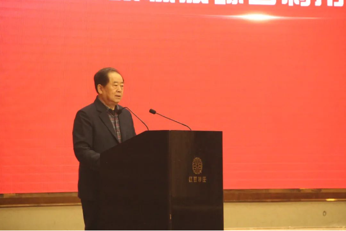  中橡協(xié)廢橡膠綜合利用分會(huì)理事長(zhǎng)呂務(wù)民在開(kāi)場(chǎng)致辭中，基于廢橡膠綜合利用行業(yè)現(xiàn)狀，以“加快轉(zhuǎn)型升級(jí)實(shí)踐高質(zhì)量發(fā)展”為主題，提出了化解原材料壓力、樹(shù)立品牌意識(shí)、加快綠色轉(zhuǎn)型、加強(qiáng)溝通穩(wěn)定市場(chǎng)等方面的建議。